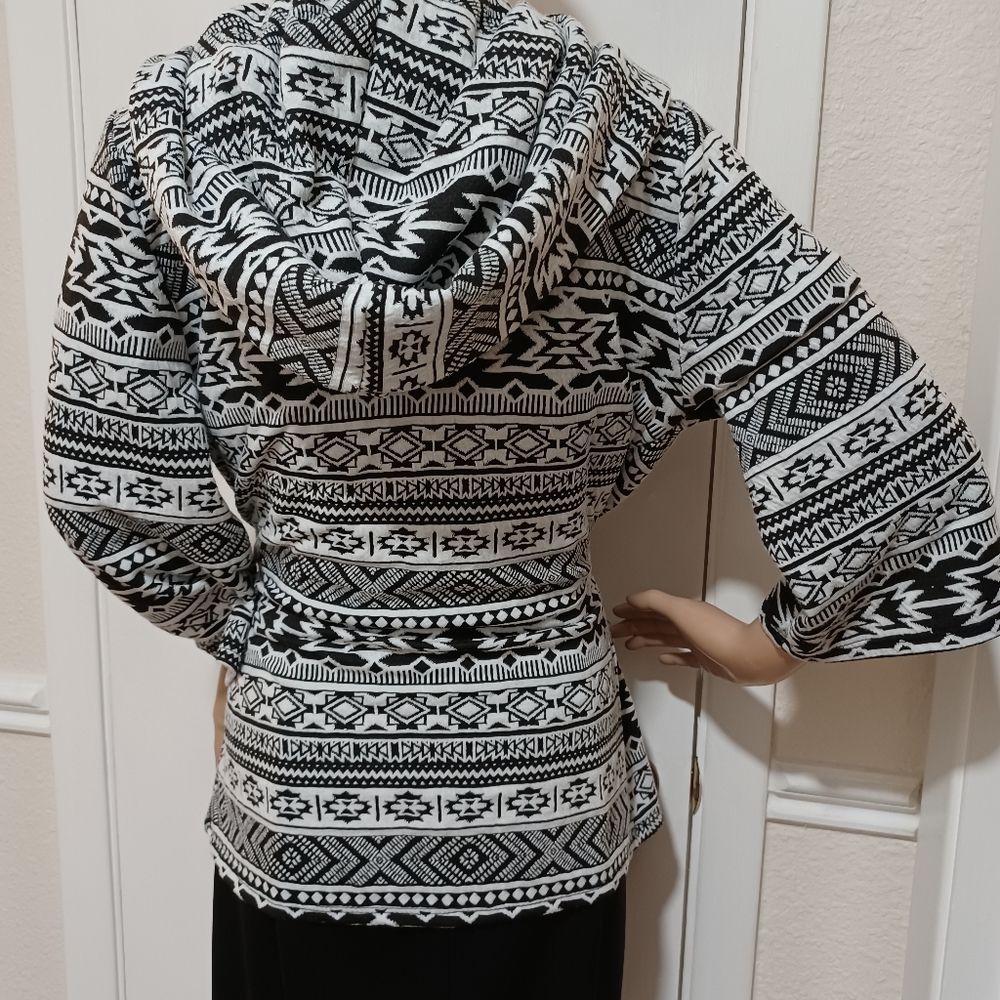 Vtg. Black/White/Gray Aztec Design Hoodie Womans Aztec Design BY 22nd by Binee